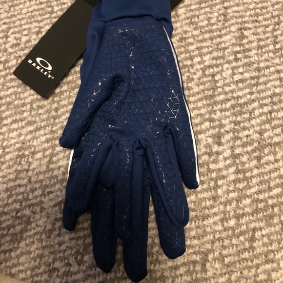 Oakley Fleece Gloves - Picture 2 of 2